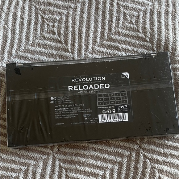 Revolution Eyeshadow Palette, Blush and Glitter - Picture 3 of 12